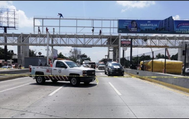 La emergencia provocó el cierre de Periférico en ambos sentidos y los cruces con avenida Tabachines y avenida Alcalde. ESPECIAL / Policía Vial