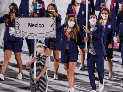 Gaby López y Rommel Pacheco portaron la Bandera de Mexico en la inauguración de los Juegos Olimpicos de Tokio 2020, hoy en el Estadio Olimpico. MEXSPORT/J. Martínez