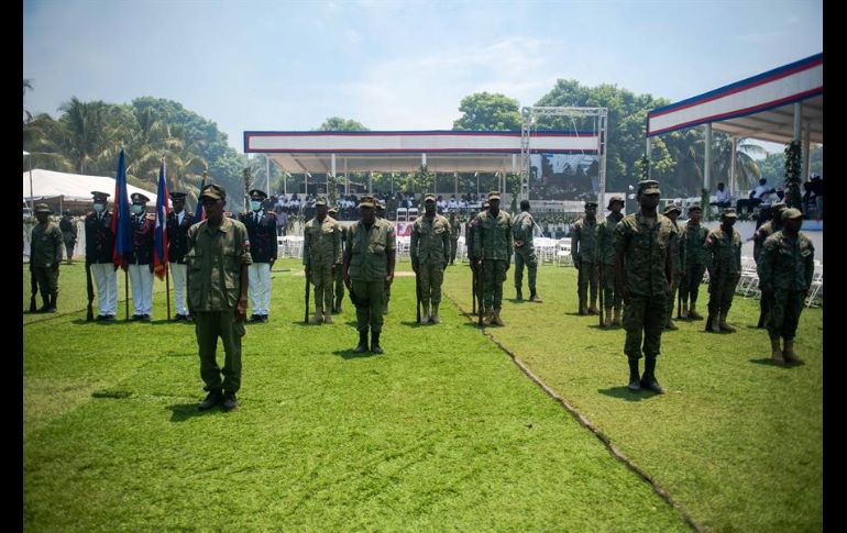 Un batallón rindió honores militares al jefe de Estado, mientras que la ceremonia religiosa fue dirigida por cinco sacerdotes. EFE/J. Herve