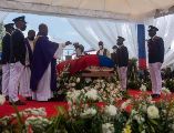 Un batallón rindió honores militares al jefe de Estado, mientras que la ceremonia religiosa fue dirigida por cinco sacerdotes. EFE/J. Herve