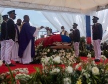 Un batallón rindió honores militares al jefe de Estado, mientras que la ceremonia religiosa fue dirigida por cinco sacerdotes. EFE/J. Herve