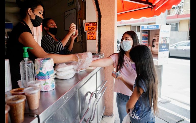 Consumidores piden menos tortilla de lo que acostumbraban ante el encarecimiento. EL INFORMADOR/G. Gallo