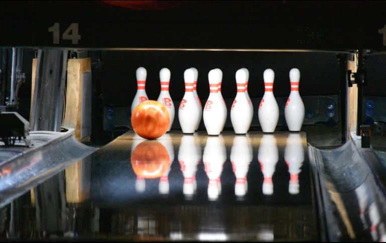El boliche es una opción en la que puede divertirse toda la familia. ESPECIAL/Photo by Michelle McEwen on Unsplash.