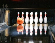 El boliche es una opción en la que puede divertirse toda la familia. ESPECIAL/Photo by Michelle McEwen on Unsplash.