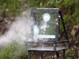 Impactos de bala en una placa de vidrio blindado durante una prueba de balística del Consejo Nacional de la Industria Balística, hoy, en Ciudad de México. EFE/S. Gutiérrez