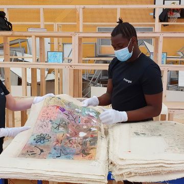 Corazones, calaveras y arco iris son los garabatos más populares, aunque tampoco faltan numerosas referencias a iconos pop conocidos mundialmente. EFE/P. Tomás