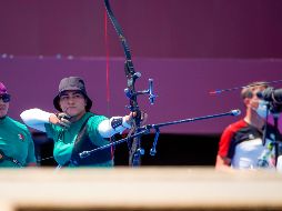 Luis Álvarez y Alejandra Valencia pelean por una medalla. EFE/D. Azubel