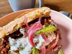 Mini lonche de pancita en salsa roja. ESPECIAL