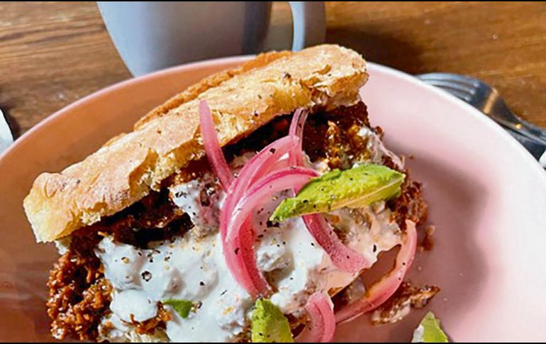 Mini lonche de pancita en salsa roja. ESPECIAL