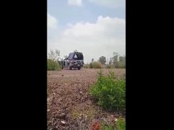 La patrulla tipo Pick Up del cuadrante 68 de la policía municipal de Ecatepec, rotulada con el número RG6-438, fue detectada por un ciudadano en un terreno baldío. ESPECIAL