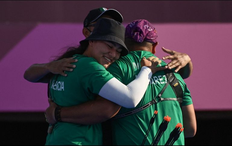 México celebró así la medalla olímpica número 70 de su historia, tercera en el tiro con arco después de la plata de Aída Román y el bronce de Mariana Avitia en Londres 2012 en los torneos individuales. AFP / A. Berry
