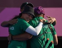 México celebró así la medalla olímpica número 70 de su historia, tercera en el tiro con arco después de la plata de Aída Román y el bronce de Mariana Avitia en Londres 2012 en los torneos individuales. AFP / A. Berry