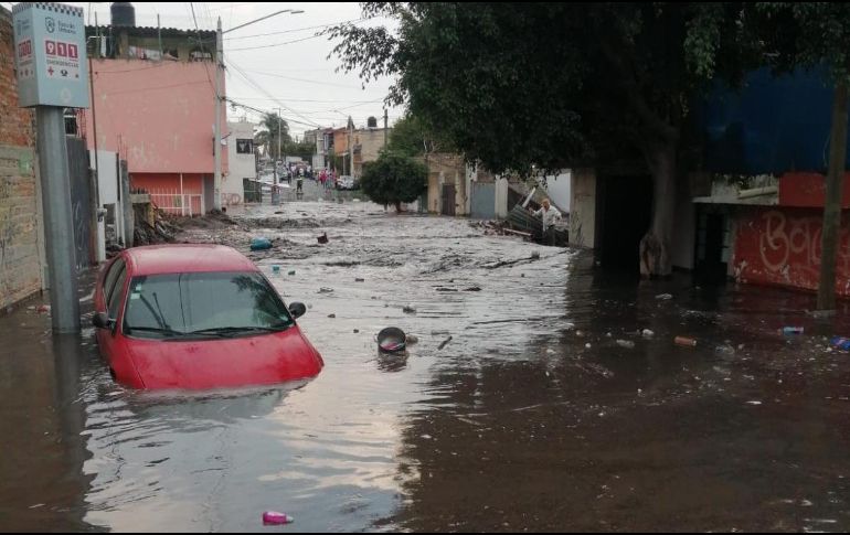 En la colonia Villas de la Primavera se registraron inundaciones severas en la vía pública. ESPECIAL