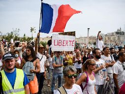 La votación se produjo un día después de que Francia se vio sacudida por protestas contra las reglas sanitarias, como esta en Marsella. AFP/ARCHIVO
