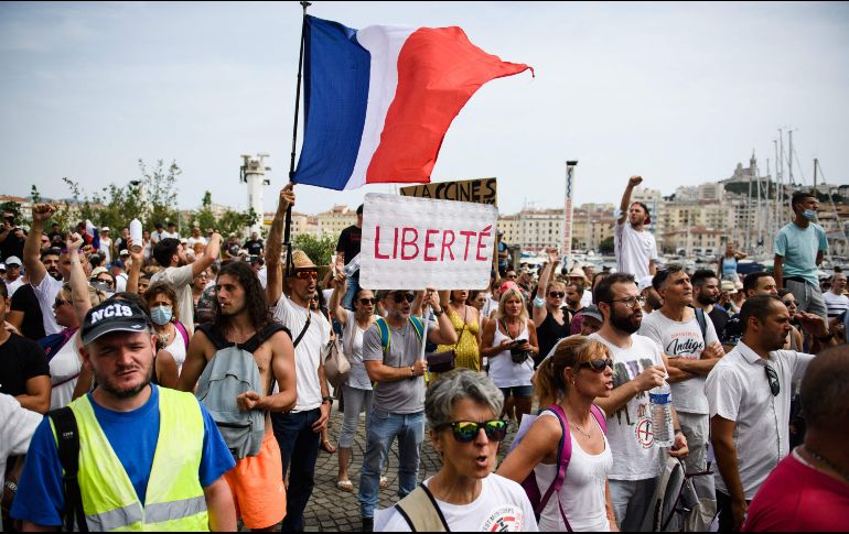 La votación se produjo un día después de que Francia se vio sacudida por protestas contra las reglas sanitarias, como esta en Marsella. AFP/ARCHIVO