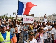 La votación se produjo un día después de que Francia se vio sacudida por protestas contra las reglas sanitarias, como esta en Marsella. AFP/ARCHIVO