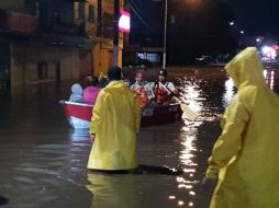 Bomberos auxilian a sacar a habitantes de zonas inundadas en Zapopan. ESPECIAL/ Bomberos Zapopan
