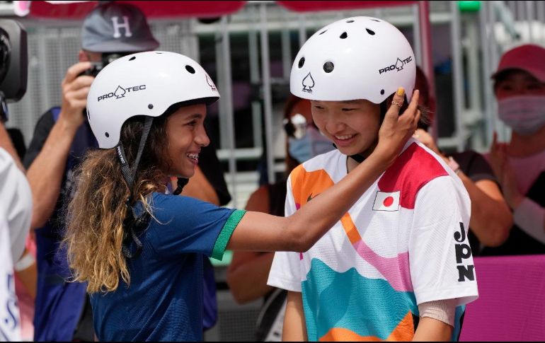LA POSTAL. Momiji Nishiya (DER) y Rayssa Leal (IZQ) ganadoras de las medallas de Oro y Plata se felicitaron mutuamente al final de la competencia. Una de las mejores imágenes que Tokio 2020 nos dejará. AP/B. CURTIS