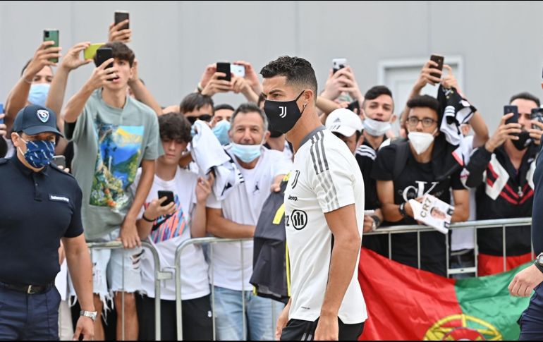 Cristiano, cuyo contrato expira en junio de 2022, concedió fotos y autógrafos. EFE/Alessandro Di Marco