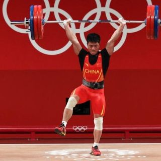 Olímpicos de Tokio: la increíble técnica con la que un pesista chino levantó 166 kilos en una sola pierna