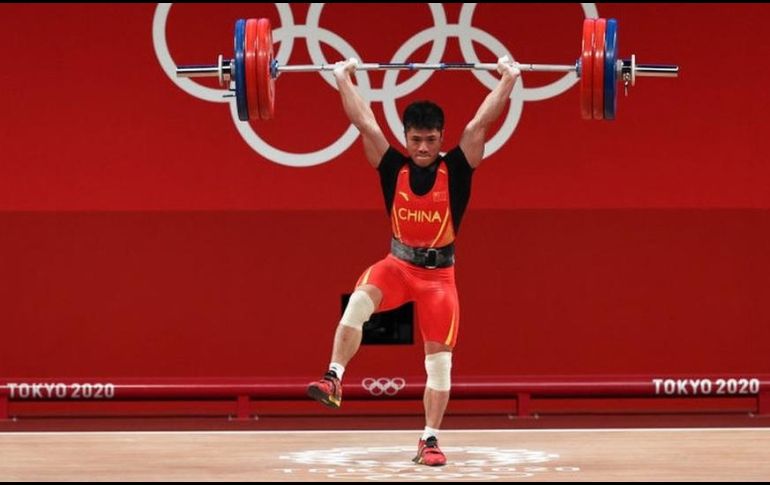 El pesista chino Li Fabin sostiene 166 kilos con una sola pierna. GETTY IMAGES