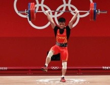 El pesista chino Li Fabin sostiene 166 kilos con una sola pierna. GETTY IMAGES