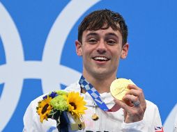 Tom Daley recibió la medalla de oro por la competencia de clavados sincronizados en la plataforma de 10 metros de Tokio 2020. AFP/O. Scarff