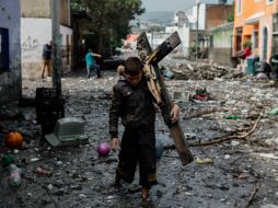 Paulina sólo es parte de una de las alrededor de 700 familias que habitaban en las 275 casas de las zonas aledañas al bosque que también lo perdieron todo. EL INFORMADOR/G. Gallo