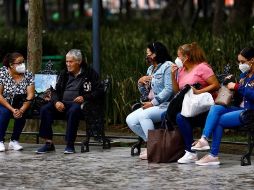 Varias personas descansan en una plaza del Centro Histórico de la Ciudad de México. EFE/C. Ramírez