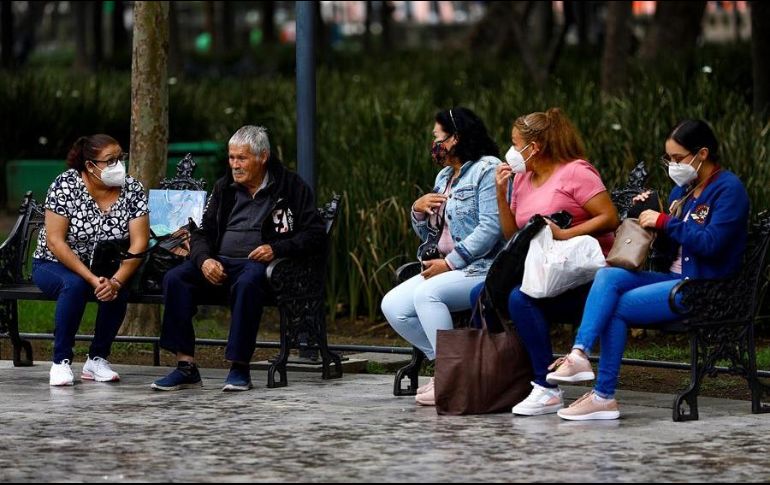 Varias personas descansan en una plaza del Centro Histórico de la Ciudad de México. EFE/C. Ramírez
