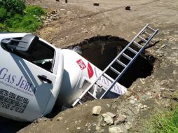 El socavón mide unos tres metros de diámetro, y de profundidad registra entre tres y cuatro metros. TWITTER/@Huejotzingo_SSP