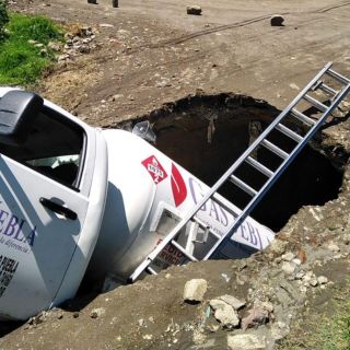 Nuevo socavón en Huejotzingo, Puebla, se traga una pipa de gas