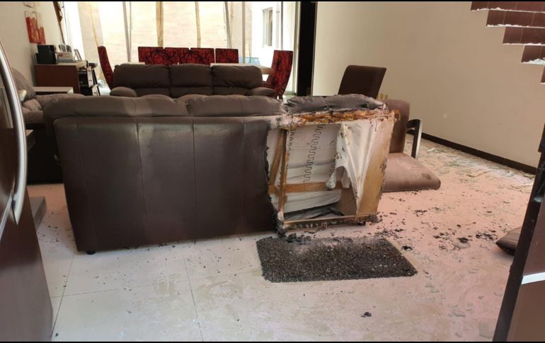 En el lugar había cristales de ventanales rotos y otros objetos destruidos. ESPECIAL/Bomberos de Zapopan