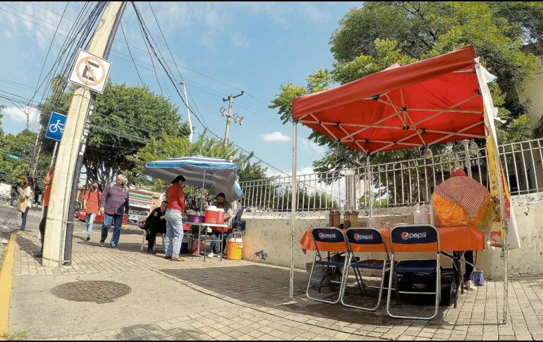 ALTERNATIVA. Ante la reducción de espacios laborales por la pandemia, la personas se emplearon en el comercio informal en todo el país. EL INFORMADOR/ A.CAMACHO