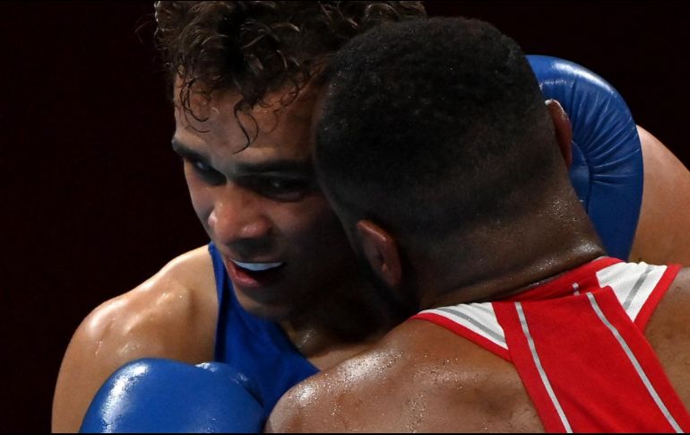 El boxeador marroquí Youness Baalla (rojo) fue descalificado de los Juegos Olímpicos de Tokio después de intentar morderle una oreja a su oponente durante un combate de los pesos pesados. AFP / L. Robayo