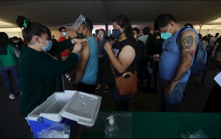 Personas de 18 a 29 años reciben la primera dosis de la vacuna anti COVID-19 en Ciudad de México. EFE/S. Gutiérrez