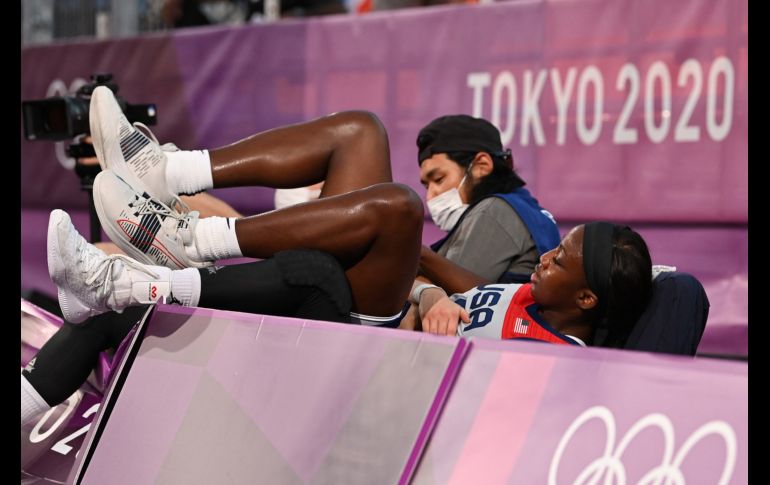 La estadounidense Jacquelyn Young salió de la cancha tras una jugada en el basquetbol 3x3 ante competidoras de Francia. AFP/A. Isakovic