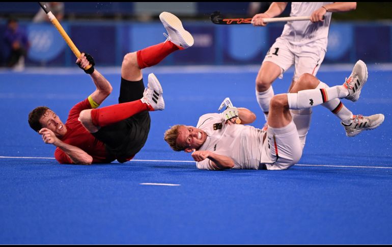 En el hockey, el canadiense Scott William Martin Tupper (i) y el alemán Niklas Wellen tuvieron esta caída que parece sincronizada. AFP/. Fassbender