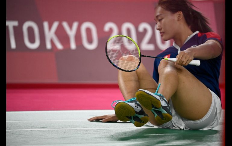 Tse Ying Suet, de Hong Kong, se sale de la pista en partido de parejas mixtas en bádminton. AFP/A. Nemenov