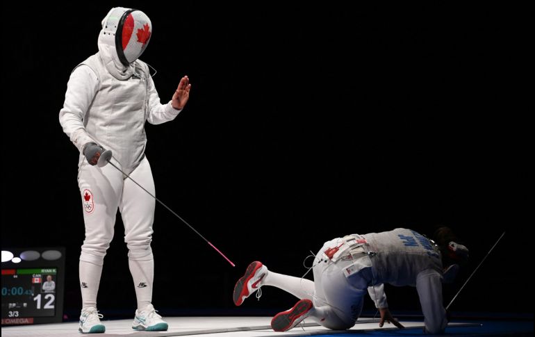 En competencia de esgrima, la japonesa Sera Azuma (d) termina en el suelo en partido ante la canadiense Kelleigh Ryan. AFP/M. Rasfan