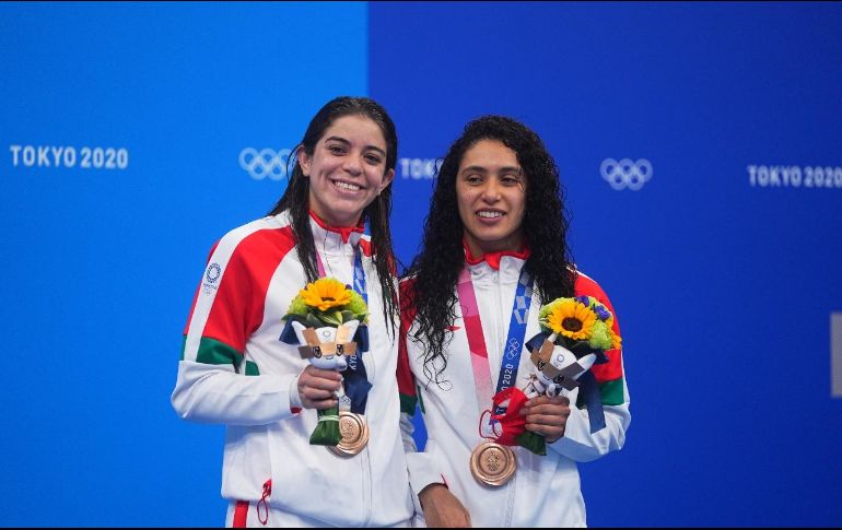 BRONCE. Ale Orozco y Gabriela Agúndez posando con la medalla obtenida. XINHUA