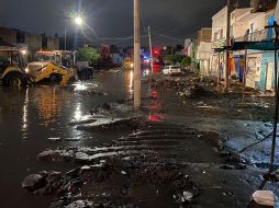 Hasta la tarde de ayer se habían retirado de la zona mil 633 metros cúbicos de azolve como basura, escombro y lodo. ESPECIAL /