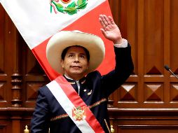 Pedro Castillo tras asumir hoy como nuevo presidente, en Lima. Llevó su clásico sombrero blanco de copa alta de su natal Cajamarca. EFE/ Presidencia de Perú