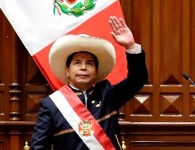 Pedro Castillo tras asumir hoy como nuevo presidente, en Lima. Llevó su clásico sombrero blanco de copa alta de su natal Cajamarca. EFE/ Presidencia de Perú