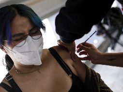 Se busca mantener el equilibrio entre la protección a la salud y la reactivación económica, así como incentivar la vacunación de gente joven. XINHUA/F. Cañedo