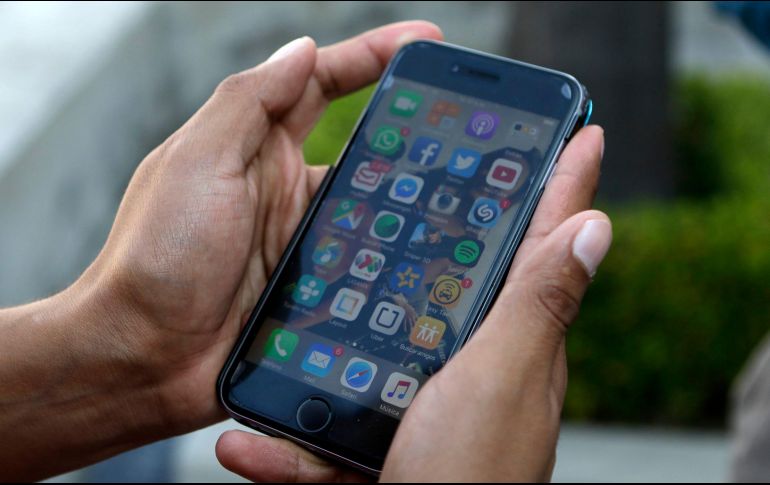 El software monitorea toda clase de información sensible del celular de los usuarios para almacenarla en un servidor privado al que tiene acceso el espía. NTX / ARCHIVO
