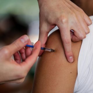 Los gritos de un joven al acudir a mi vacuna lo hacen viral en TikTok