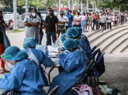 Varias personas acuden para realizarse una prueba de COVID-19 este jueves en Acapulco, Guerrero. EFE/D. Guzmán