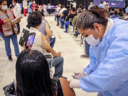 A los trabajadores se aplica la primera dosis de la vacuna anti COVID-19 de la farmacéutica AstraZeneca. ESPECIAL/SSJ