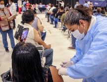 A los trabajadores se aplica la primera dosis de la vacuna anti COVID-19 de la farmacéutica AstraZeneca. ESPECIAL/SSJ